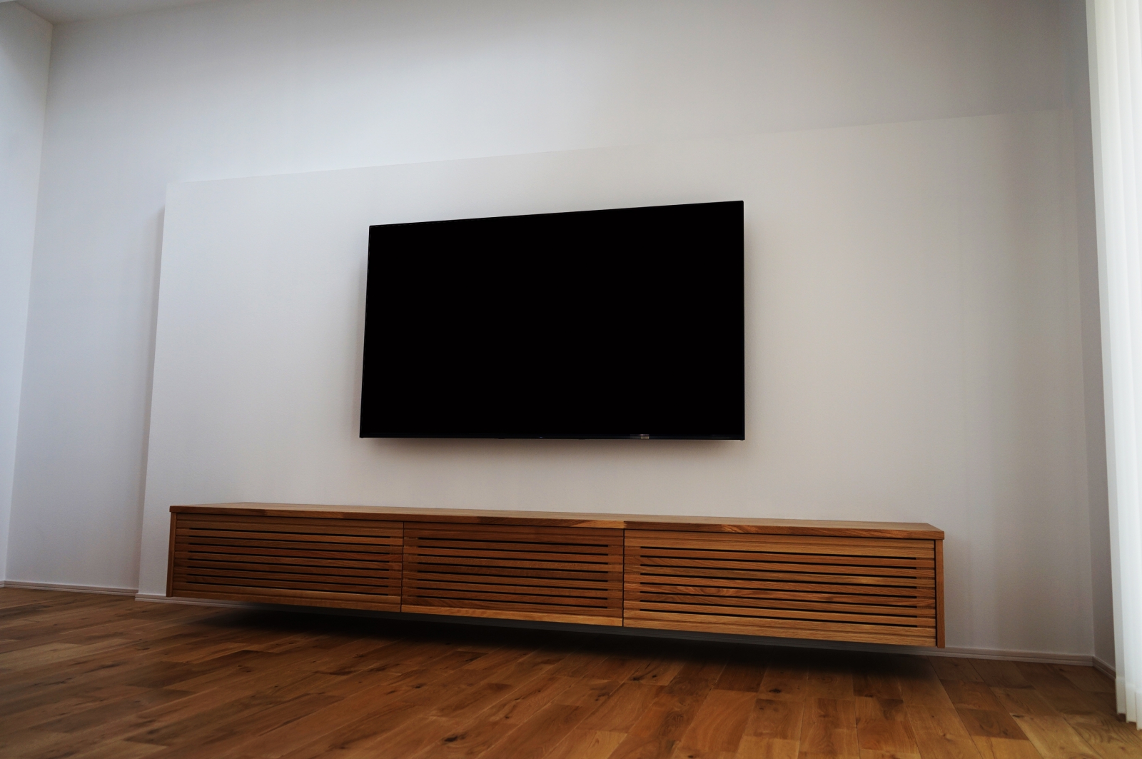 こだわられた漆喰壁に65インチ有機ELテレビ「A9F」の壁掛け施工 画像No.1