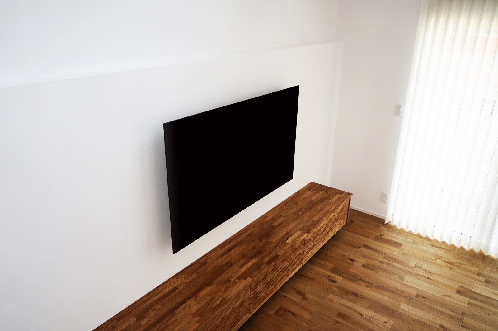 こだわられた漆喰壁に65インチ有機ELテレビ「A9F」の壁掛け施工 画像No.2