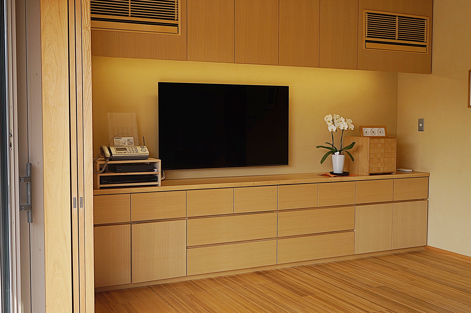 和の落ち着いた雰囲気を感じさせていただきながら55インチ・ブラビア有機ELテレビ「A8F」を壁掛け施工させていただきました。
左官職人様が懇切丁寧に仕上げられた塗り壁に緊張しながらも、壁掛け金具の取付位置をしっかりイメージして施工を進めさせていただきました。
壁内状況をご一緒に確認させていただきながらの壁掛け施工にオーナー様にはとても安心していただけました。

「地震に壁掛けテレビは強いので施工依頼しました。」とオーナー様よりお伺い致しました。
施工後は頑丈に壁固定され地震への安心感、壁とテレビの一体感に大変満足していただけました。