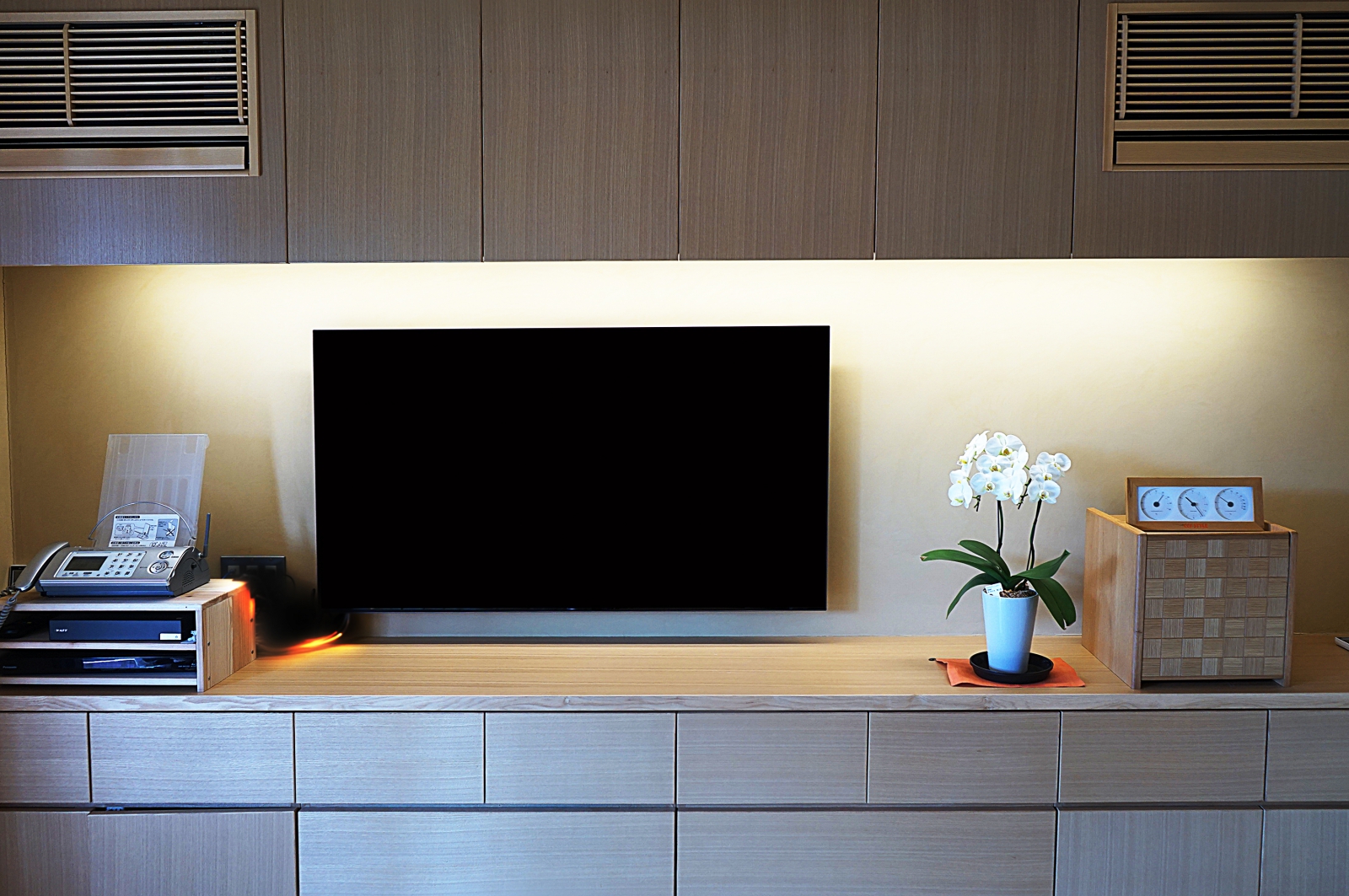 素材にこだわられた塗り壁に55インチ・ブラビア有機ELテレビ「A8F」を壁掛け施工 画像No.1