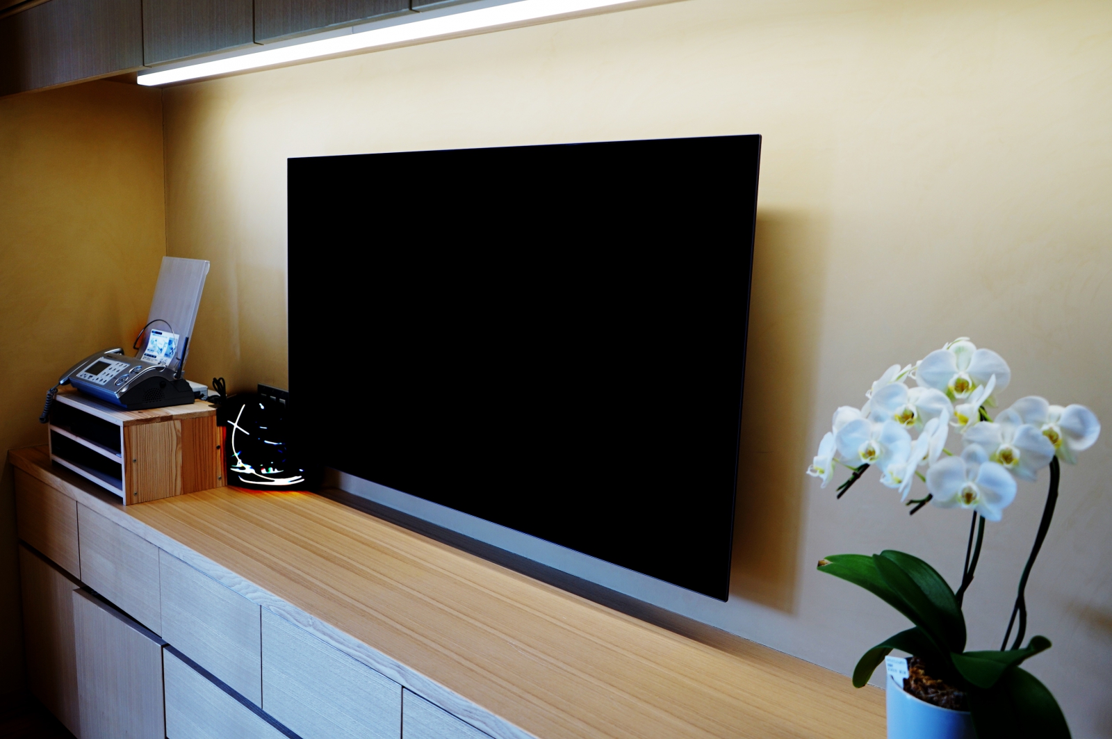 素材にこだわられた塗り壁に55インチ・ブラビア有機ELテレビ「A8F」を壁掛け施工 画像No.2