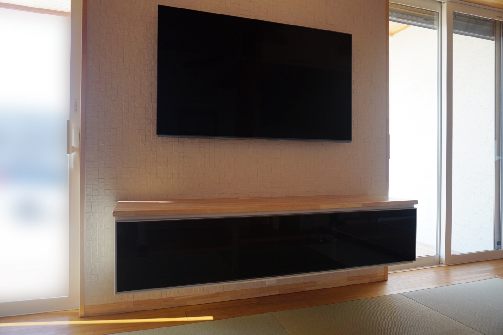 とても日当たりの良い和空間にPanasonic・VIERA「TH-55FZ950」を壁掛け 画像No.2