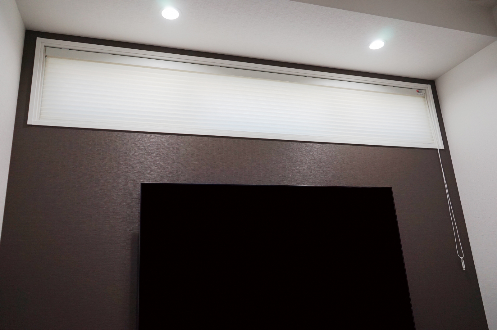 アクセントクロスと出窓のレイアウトが美しいリビングに65インチ有機ELテレビ「KJ-65A8F」を壁掛け 画像No.1