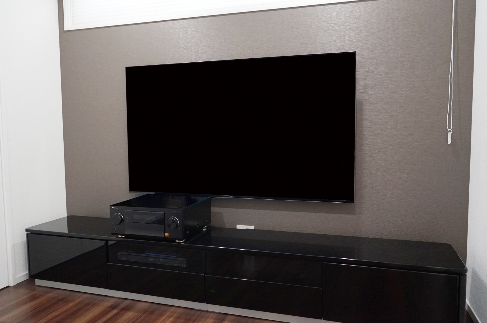 アクセントクロスと出窓のレイアウトが美しいリビングに65インチ有機ELテレビ「KJ-65A8F」を壁掛け 画像No.2