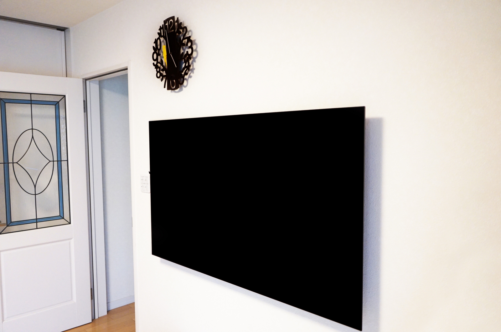 テレビの買い替えをきっかけにじっくりとテレビをご検討されて、テレビのご購入と壁掛け設置を合わせてご用命頂けました。
広く白い壁に美しい映像美がしっかりと溶け込んで、オーナー様にも大変喜んでいただけました。