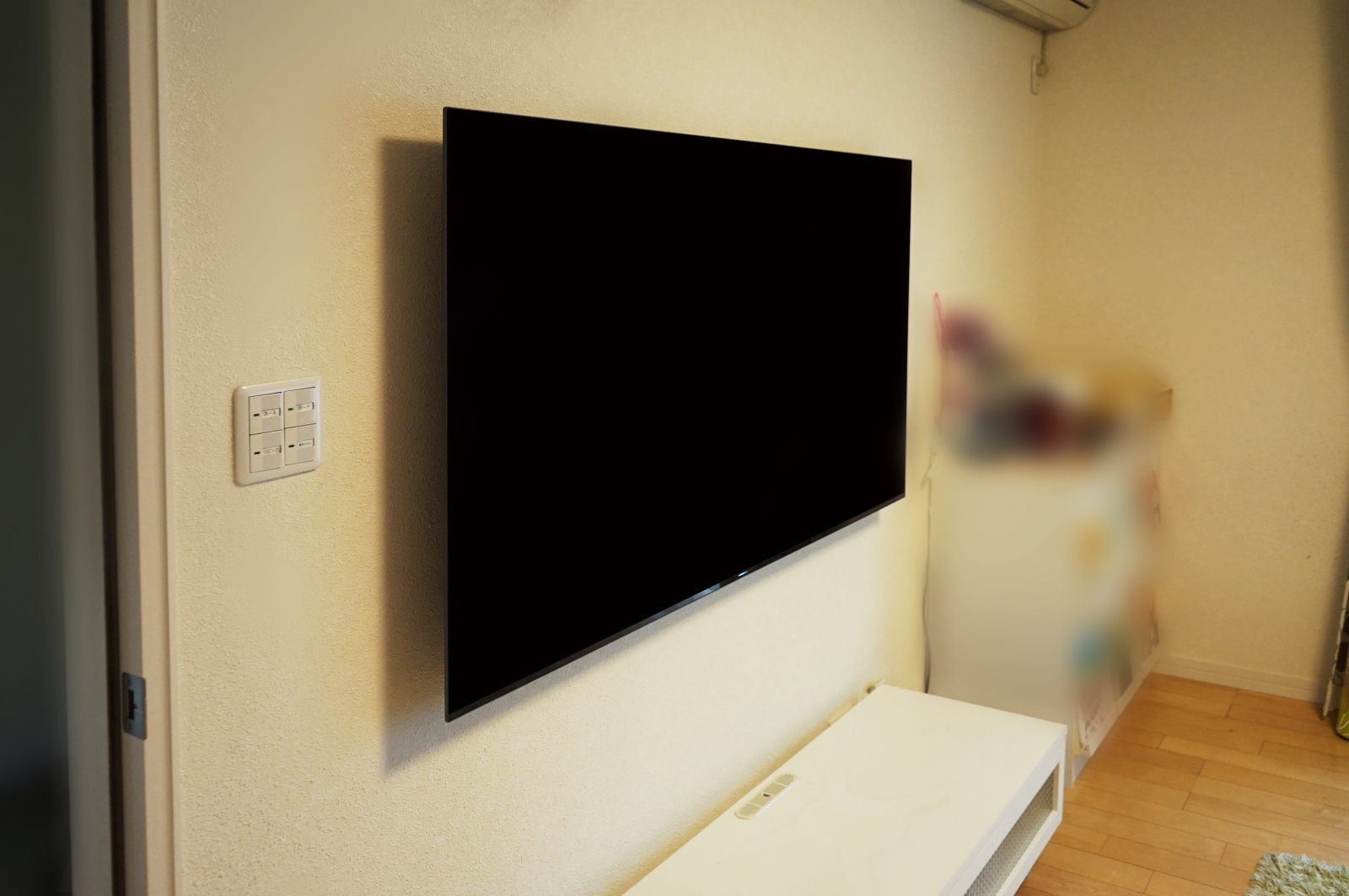 リビングのレイアウトにこだわられてソニー・ブラビア有機ELテレビ「KJ-65A8F」を壁掛け 画像No.1