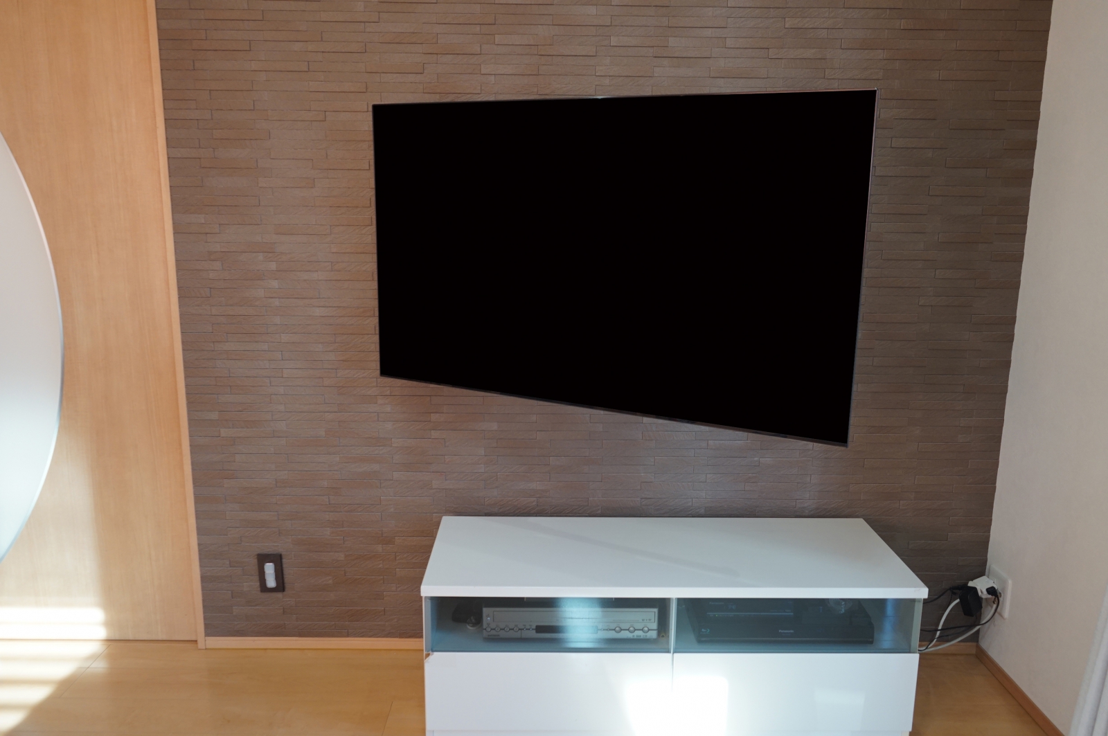 エコカラット「グラナスルドラ」にブラビア有機ELテレビ「KJ-55A9F」を壁掛け 画像No.1