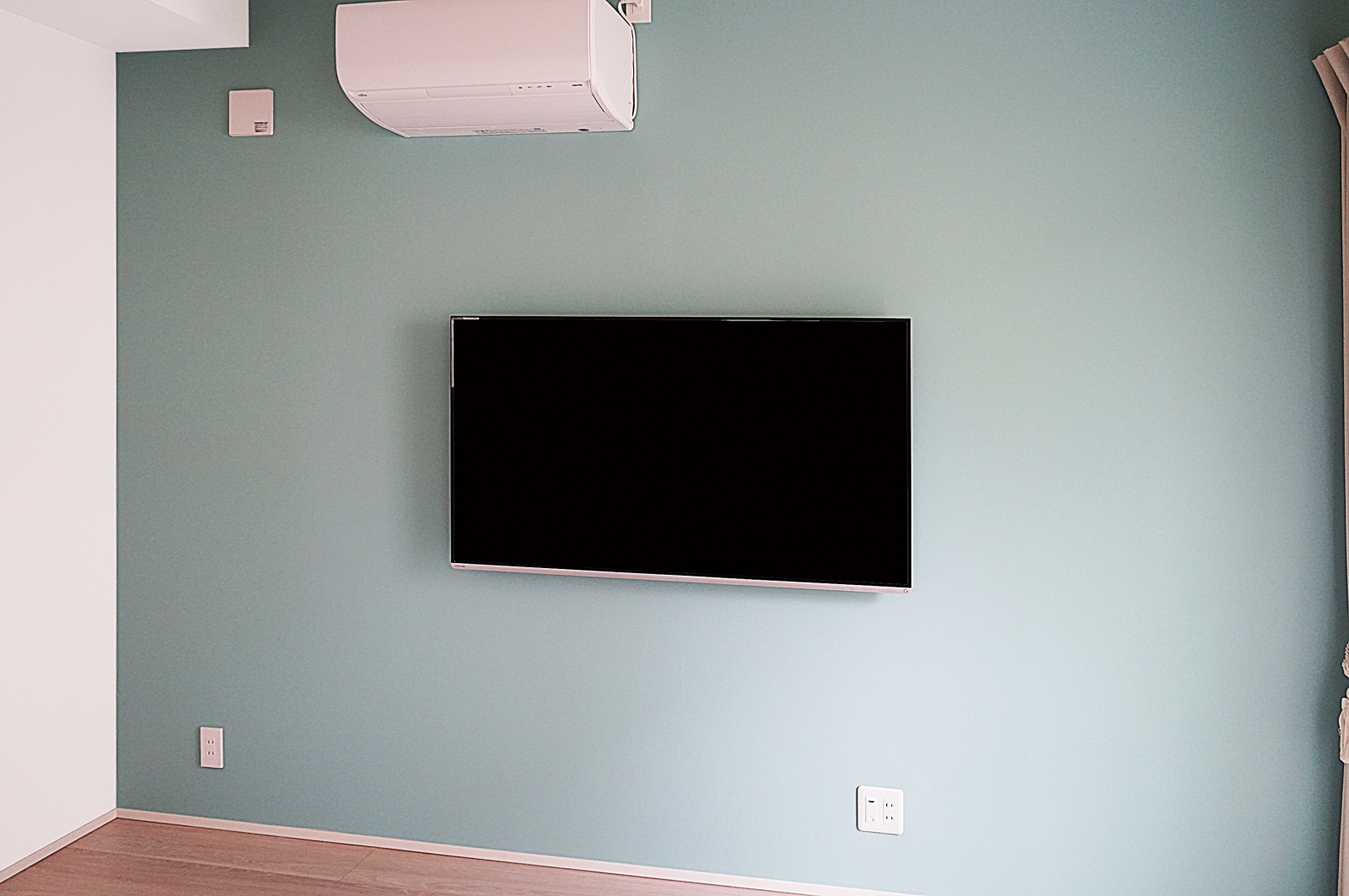お部屋のインテリアにとてもこだわられてテレビの壁掛けをきっかけに壁紙も同時進行で張替させていただきました。
オーナー様よりご指定いただきましたクロスにて施工させていただきました。
白を基調とされたお部屋にアクセントが加わり施工前から大きく変わった印象にとても喜んでいただけました。
省スペースさにも意識されて壁掛けテレビのみのレイアウトがとてもスタイリッシュです。
オーナー様にはイメージ以上の仕上がりにとても満足していただけました。

クロス張替のためにエアコンの取外しおよび取付と、よりスッキリとした見た目を意識されてコンセントの位置変更も当店のワンオペにてご対応させていただきました。

電気工事士とクロス職人が連携することで、壁一面のリフォームを承りました。
