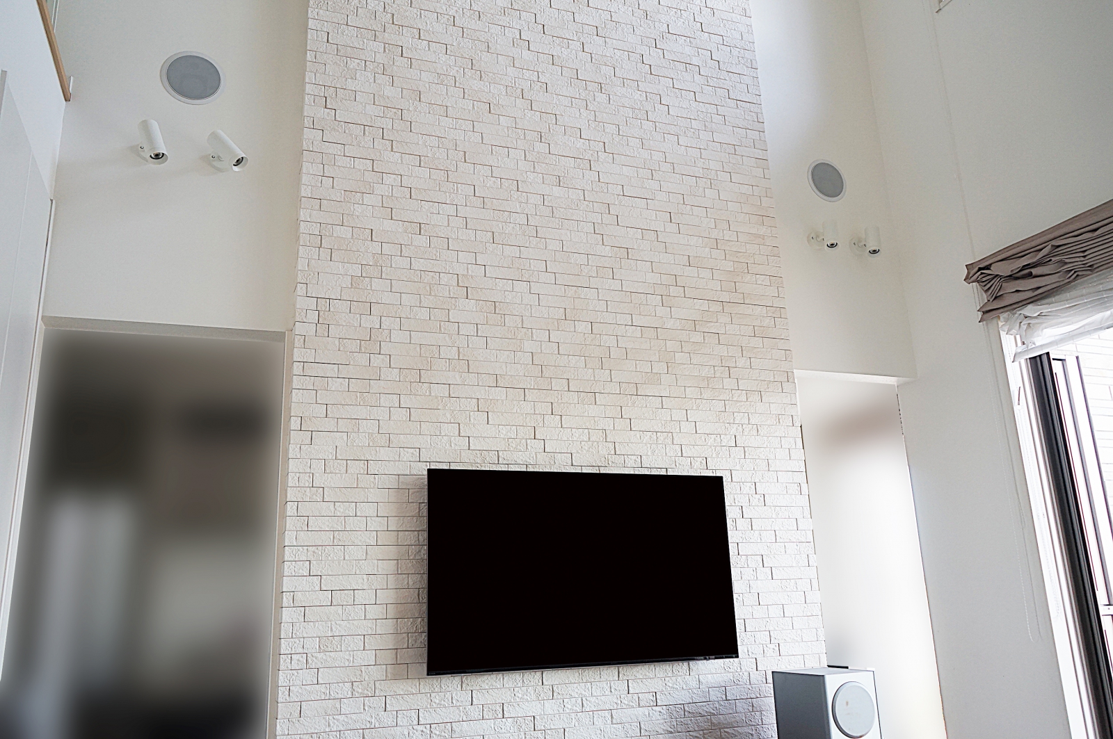 吹き抜けの天井まで施されたエコカラット壁にブラビア55インチ・有機ELテレビ「A8F」を壁掛け 画像No.1