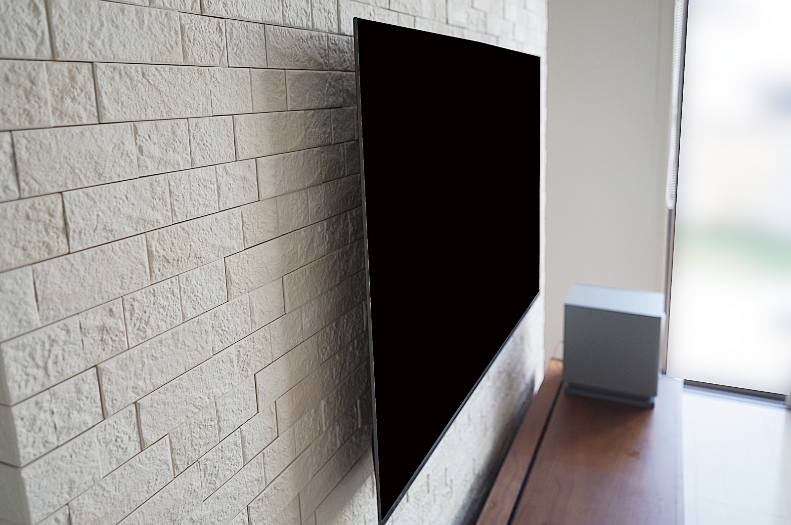 吹き抜けの天井まで施されたエコカラット壁にブラビア55インチ・有機ELテレビ「A8F」を壁掛け 画像No.2