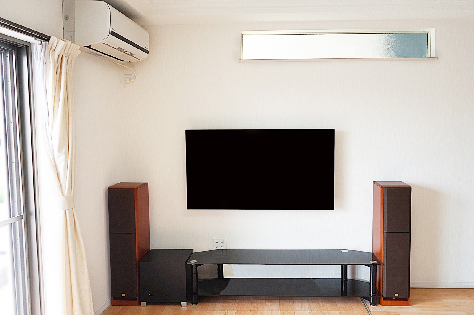 こだわられた音響環境にブラビア有機ELテレビ「KJ-55A9F」を壁掛けさせていただきました。
迫力のサウンドには、A9F本体がセンタースピーカーとしての役割も担うことで、音響環境をよりスッキリとした印象にも仕上がらせていただきました。
壁掛けテレビにされたことで、個人的にはよりスタイリッシュさが際立った雰囲気に感じさせていただきました。
オーナー様には贅沢な仕上がりになりましたと大変喜んでいただけました。