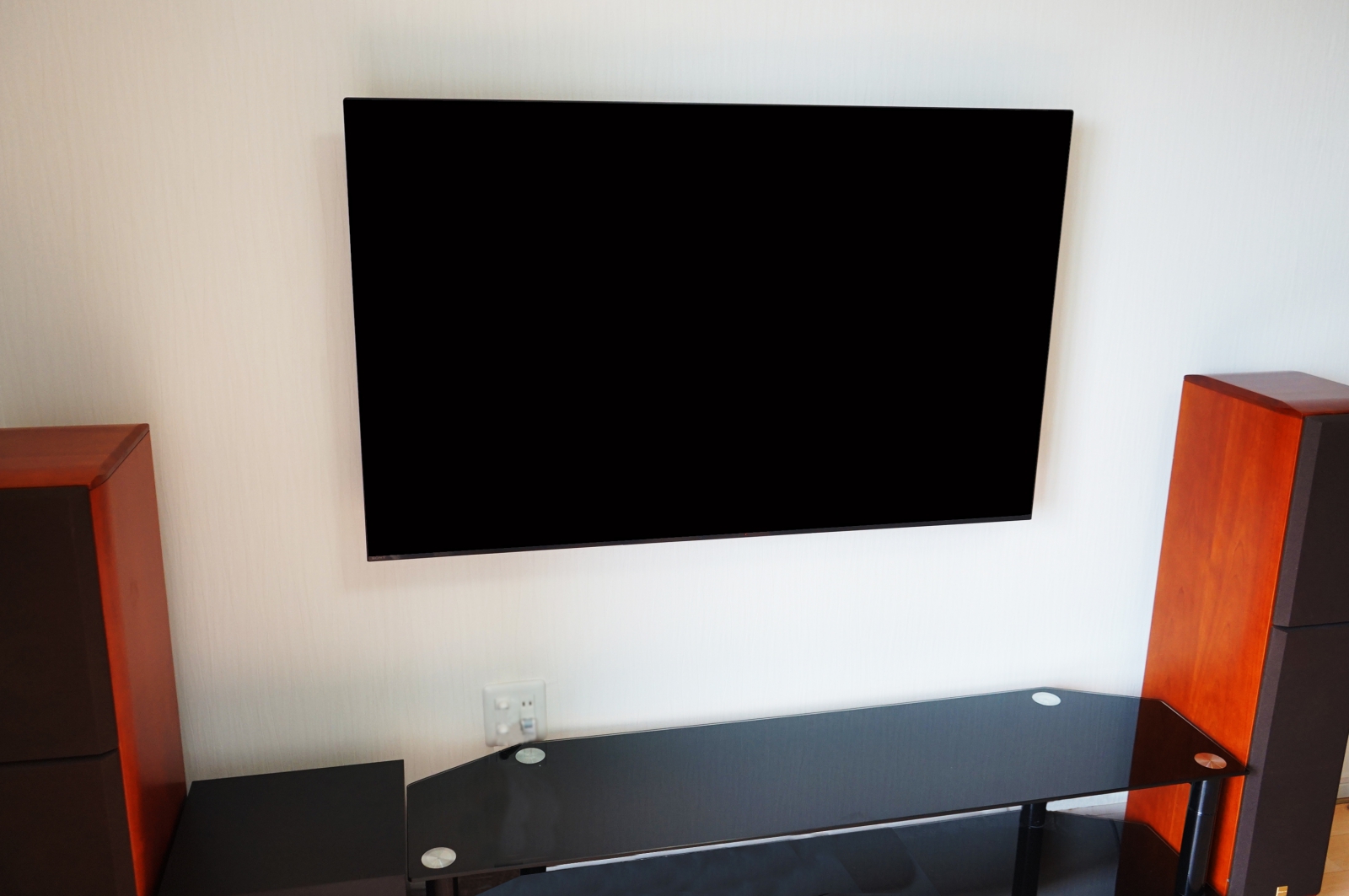 音にこだわられたオーディオシステムとブラビア・55インチ有機ELテレビ「KJ-55A9F」を組み合わせた壁掛け施工 画像No.1
