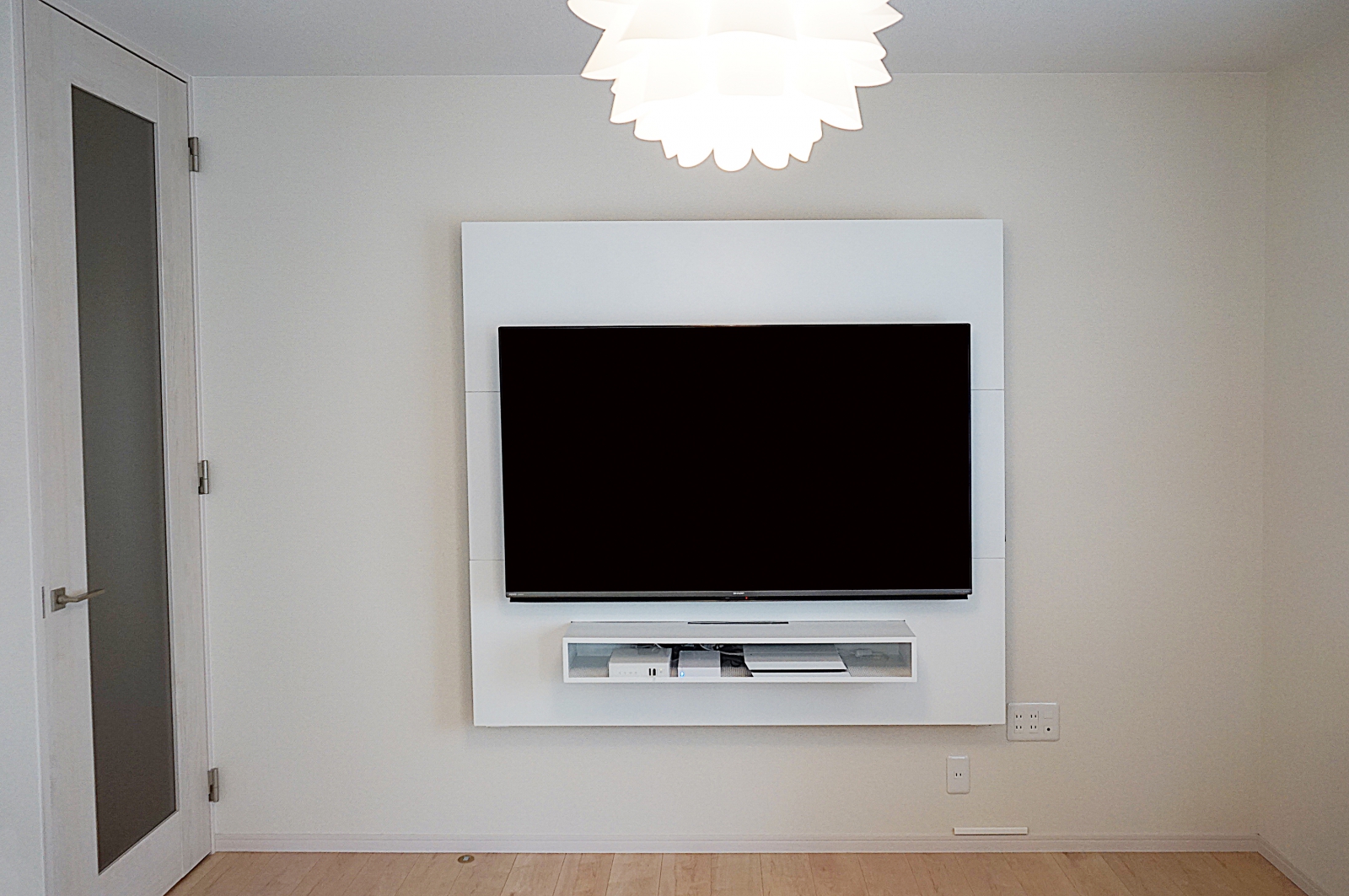 フロートテレビボード「SORA」と60インチ・アクオスを壁掛け 画像No.1