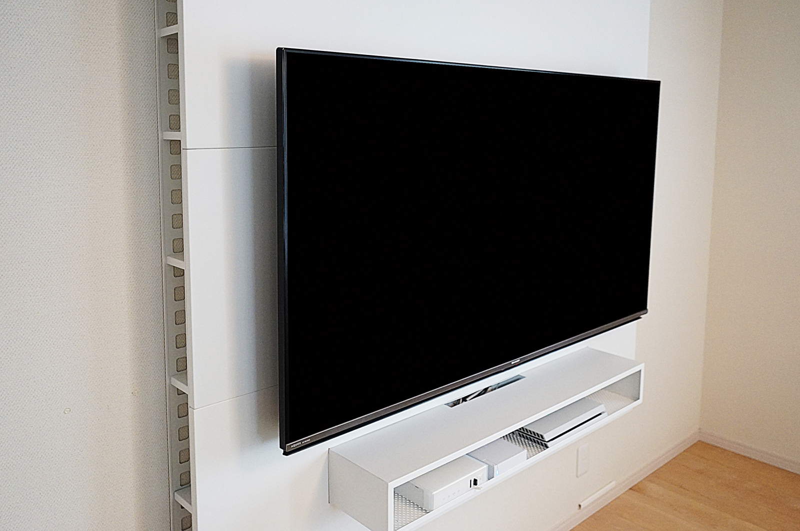 フロートテレビボード「SORA」と60インチ・アクオスを壁掛け 画像No.2