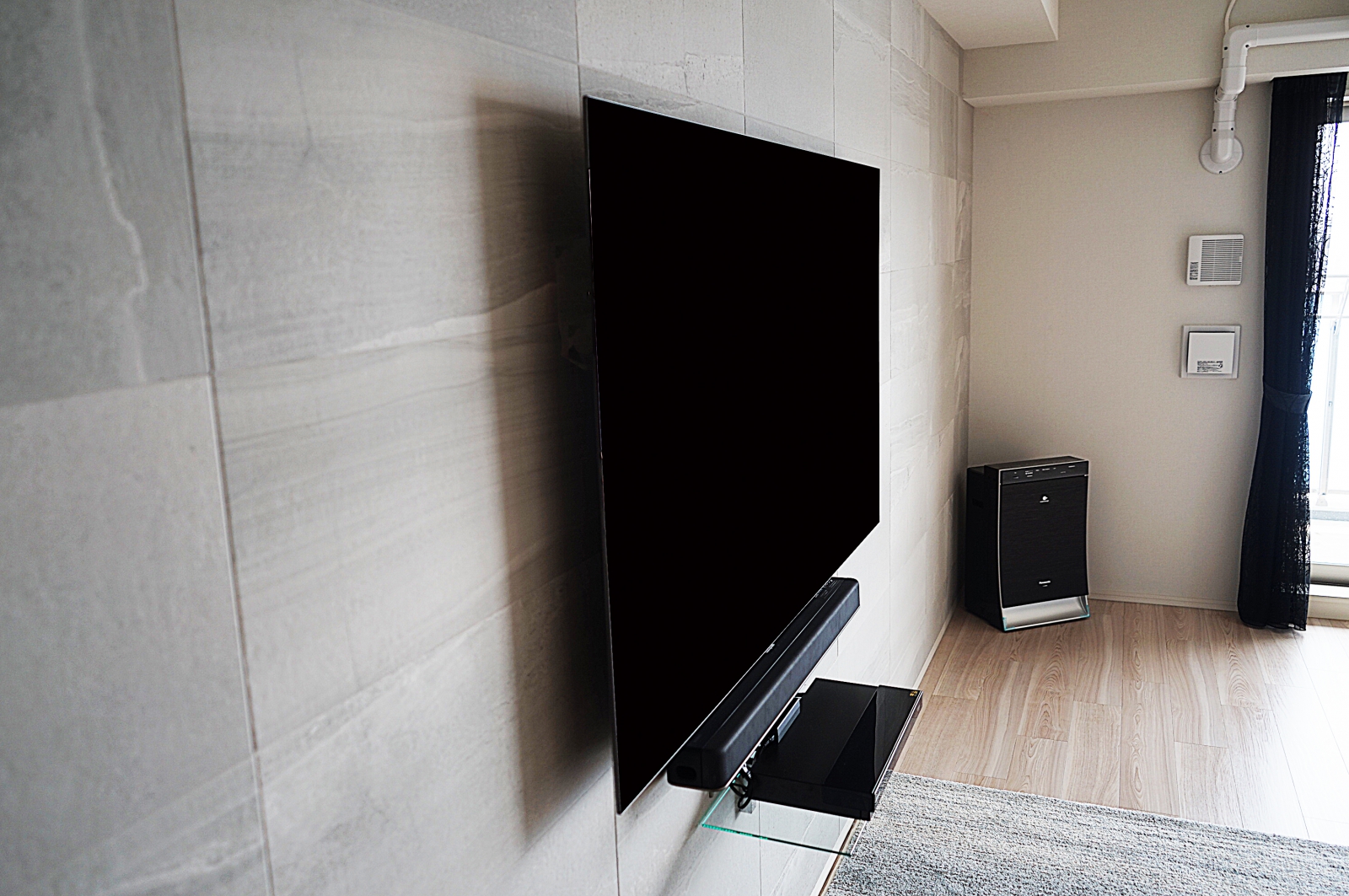 エコカラット「ストーングレース」が施された壁に65インチ有機ELテレビ「KJ-65A8F」とサウンドバー、ブルーレイレコーダー用シェルフを壁掛け 画像No.1