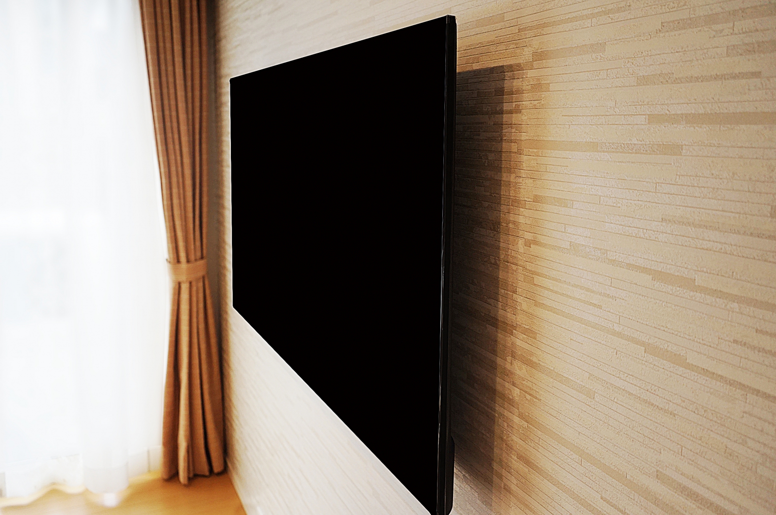 アクセントクロスが施された補強済みの壁にPanasonic・55インチVIERA「TH-55FX750」を壁掛け 画像No.1