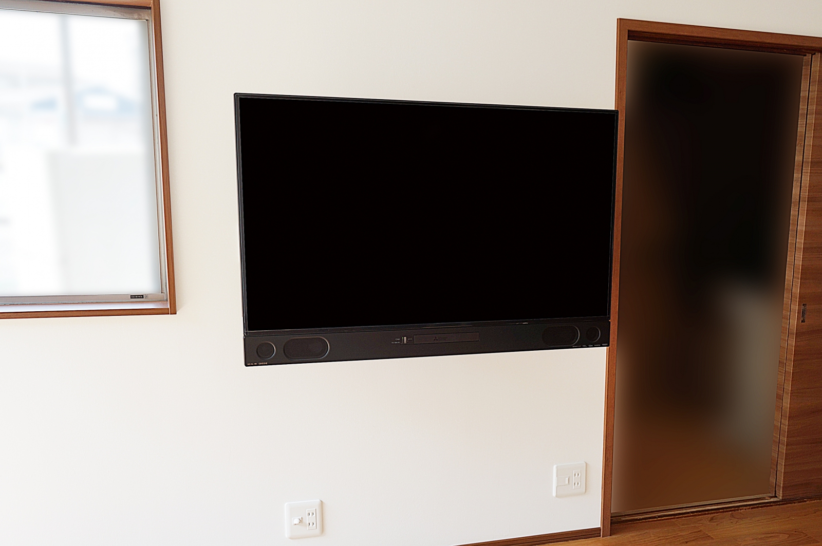 オールインワンテレビ・三菱REALの50インチテレビを壁掛け 画像No.1