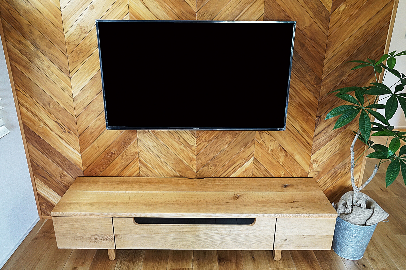 サーラ住宅様のモデルハウスに49インチのPanasonic・VIERA「TH-49FX500」を壁掛け施工させていただきました。
壁掛けイメージこだわられた木壁には高さもじっくりと厳選し、壁掛け施工させていただきました。

サーラタウン大林本畑(豊田市)のお泊りハウスにて実際にご覧いただけます。

https://sala-house.co.jp/tochi/search/all.html?product_id=676
サーラ住宅株式会社様ホームページURLです。