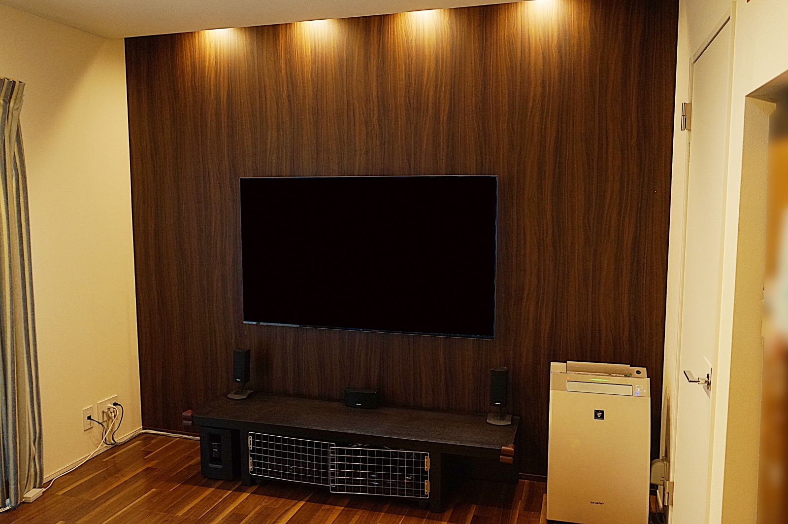 アクセントクロスとスポットライトが印象的なリビングにソニー・ブラビア65インチ有機ELテレビ「KJ-65A8F」を壁掛け 画像No.2