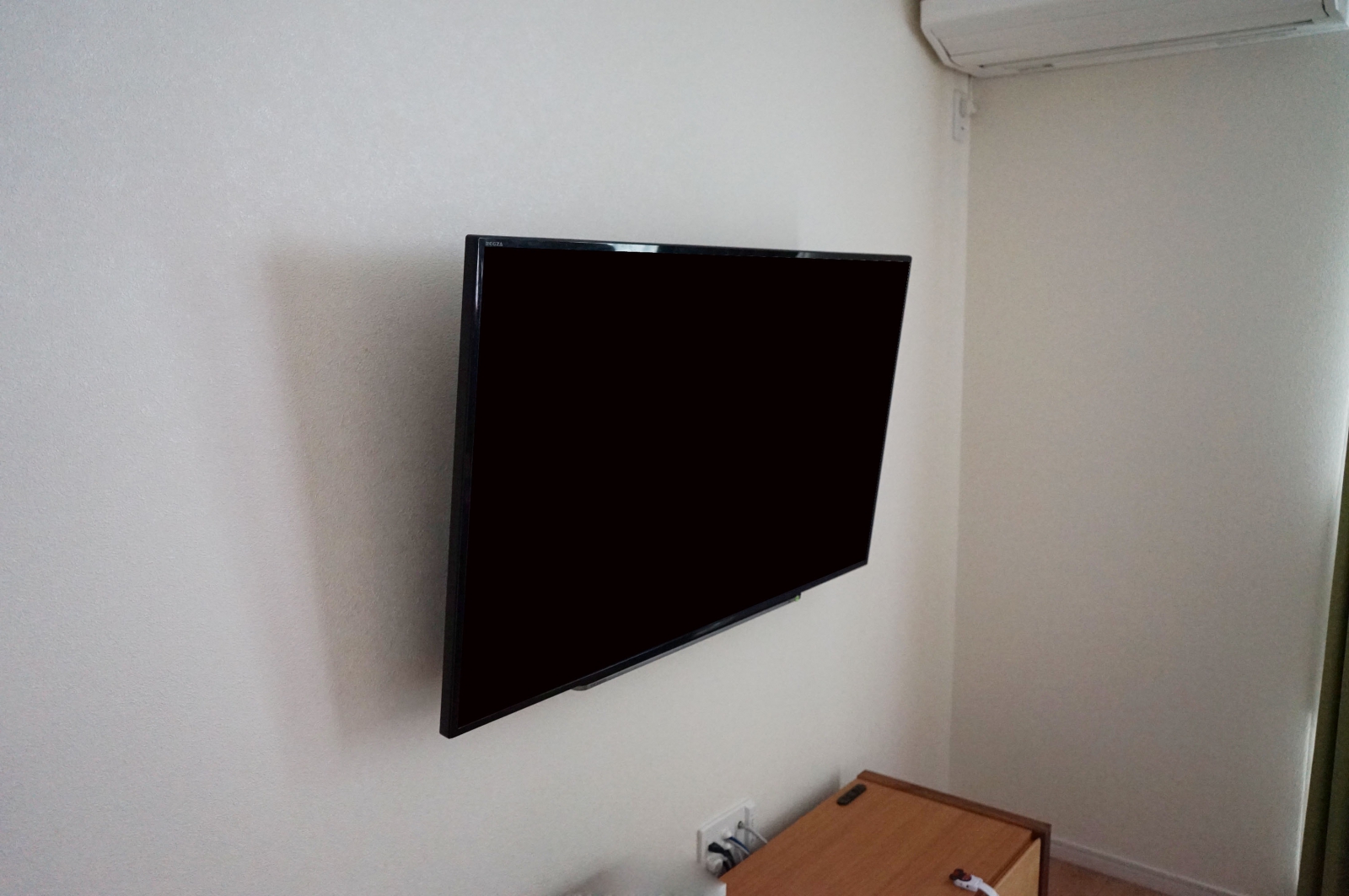 スッキリさと視認性を意識されてTOSHIBA・REGZAの49インチモデル「49G20X」を壁掛け 画像No.1