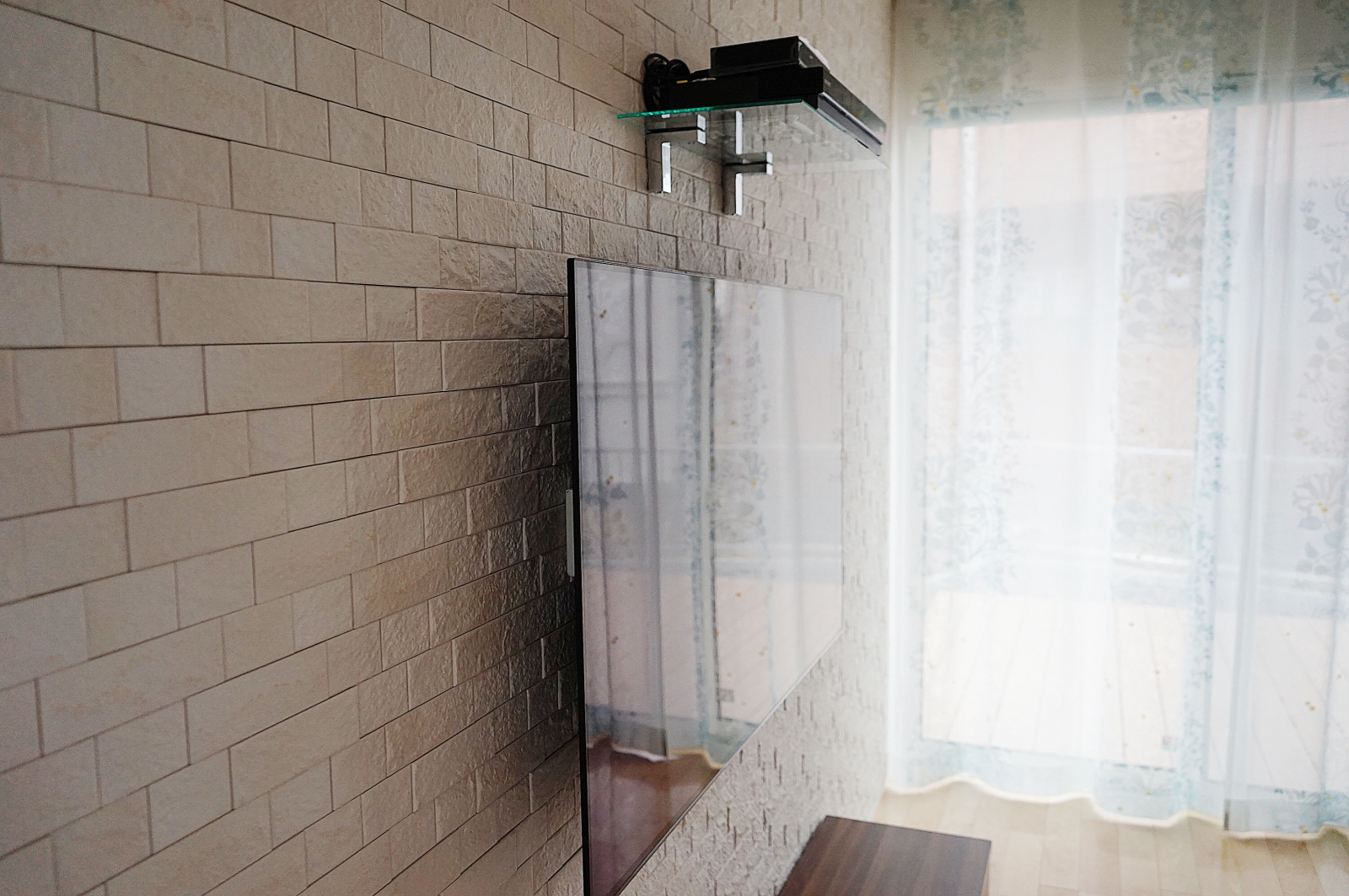 エコカラット「グラナスヴィスト」に55インチ有機ELテレビとガラス棚を同時に壁掛け施工 画像No.2