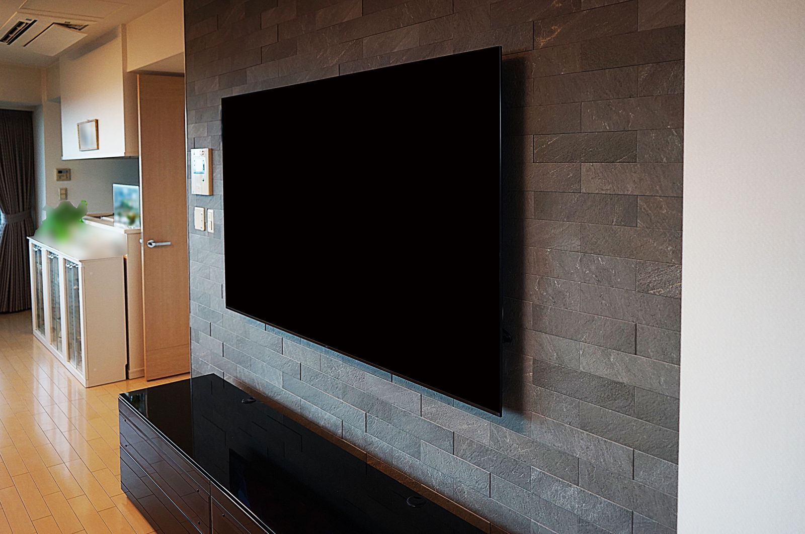 ソニー・77インチ有機ELテレビ「A9Gシリーズ」の壁掛けとエコカラットを同時施工 画像No.2