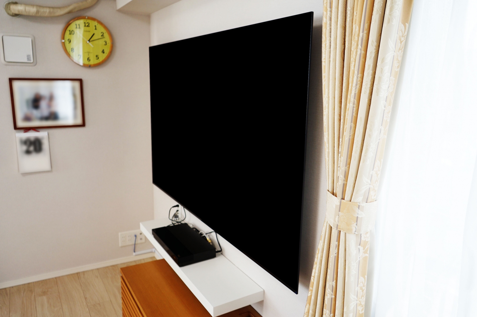 広いリビングに77インチ有機ELテレビ「A9Gシリーズ」と寝室に49インチ液晶テレビを壁掛け 画像No.1