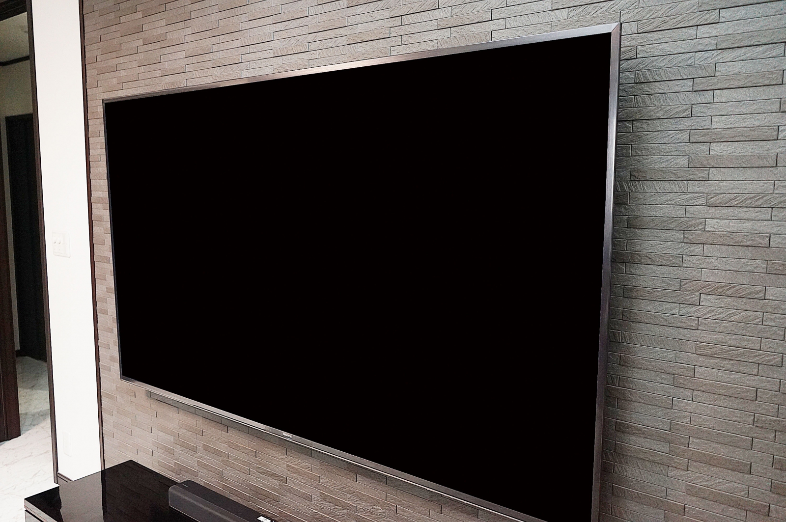 壁掛けされた60インチテレビを85インチテレビへ掛け替えさせていただきました。 画像No.1