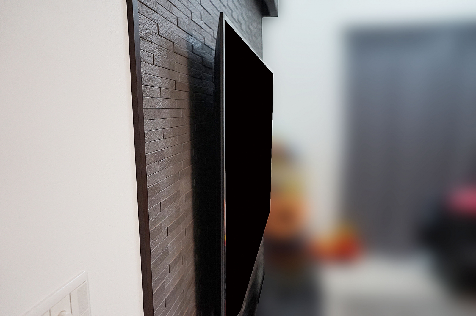 壁掛けされた60インチテレビを85インチテレビへ掛け替えさせていただきました。 画像No.2