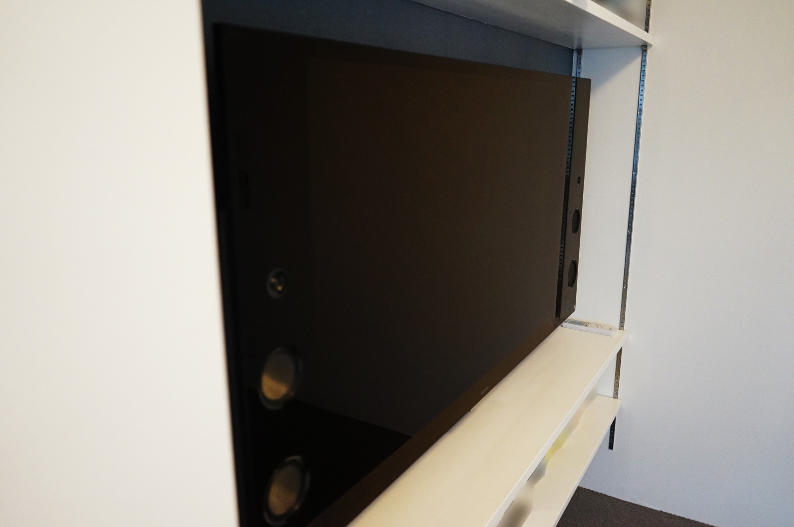 本棚の空間を上手に活かして55インチテレビを壁掛け 画像No.1