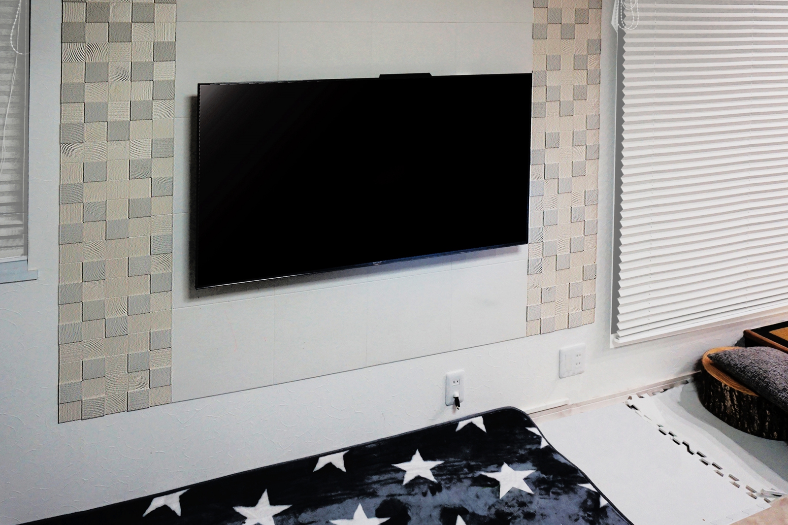 白を基調としたお部屋にアクセントとして壁掛けテレビと、エコカラットのデザインにベストマッチしたサイズ選択が美しさをより演出。