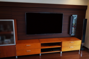 今回は、シャープ・アクオスからソニー・ブラビアへ買い替えられた為、壁掛けテレビの掛け替えを承らせていただきました。

テレビをご購入された量販店様では、掛け替え日程が合わない事もあり、弊社にご相談いただけました。
ご相談から施工までの素早い対応に施工後には喜びの声も頂き、ありがとうございました。

壁掛け金具はオーナー様がご準備されたソニーの純正金具でご対応させていただきました。
弊社では、汎用性の金具を推奨致しておりますが、事前にご準備されている壁掛け金具もご対応致しております。

掛け替えのために今までのテレビと金具を外させていただきまして、新しいテレビの壁掛け位置からじっくりとコンサルし進めさせていただきました。

木素材のシックな雰囲気の壁面には、ソニー純正金具の出幅が少ない仕上がりが今までのテレビよりもスッキリとした印象となり、新たな壁掛けテレビの雰囲気にもとてもご喜んでいただけました。