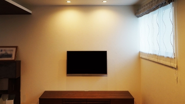 オーナー様は新築をきっかけに壁掛けテレビを構想されて、壁の補強から専用コンセント、ソニー純正の壁掛け金具までしっかりご準備されていました。
初めハウスメーカー様に壁掛け施工をご依頼されていたそうですが、壁へ取り付けた壁掛け金具の位置関係がオーナー様のイメージと違い困っていたところ、弊社ホームページを見つけられてご相談したとお伺い致しました。

施工にお伺いした際には、壁掛け金具が壁に付いたままの状態で困惑されておられましたが、マスキングテープでオーナー様の高さイメージをコンサル致しまして、金具位置をしっかりと割り出して再度金具固定をさせていただきました。
ソニー純正金具「SU-WL450」は一文字の金具となっており、テレビのインチサイズやモデルによって取付位置が大きく異なります。
弊社では数多く施工させていただいておりますので、オーナー様とテレビ壁掛け高さのイメージをしっかり共有致しまして、金具位置を割り出す事が重要だと思っております。

オーナー様より喜びのコメントを頂いております。
"とても素早く対応していただきまして、ありがとうございました。 憧れていた壁掛けテレビを実現することができてとても感動しております。リビングに入るとついつい見惚れてしまい、とても満足です。
本当にありがとうございました‼︎"

高さのイメージにもとても満足していただけました。
こちらこそありがとうございました。