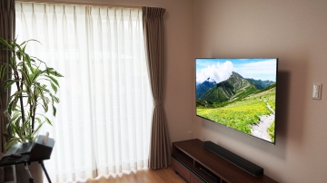 リビングにソニー・ブラビア「KJ-55X9500G」を上下左右可動式金具を用いて壁掛け施工させていただきました。

オーナー様は壁掛けテレビにしたいと思ったキッカケに、テレビの買い替えに加えてテレビ角度を自由にレイアウトできる事に大きなメリットを感じたとお話されていました。

キッチン・ダイニング・リビングからテレビ画面の視認性と見た目をとても重視されて、オプションの上下左右可動式金具をご選択されました。
オプション金具では、壁と金具の設置箇所に化粧カバーが付いておりますので、テレビを引き出した際の見た目にも高級感を醸し出します。
金具を収めた際には正面よりソファーでゆったりと、金具を左右に可動すれば食事中や奥様のキッチン仕事の際も最適な角度で見る事ができますので、多く選ばれる金具タイプになります。

設置後の使用イメージからテレビの高さもじっくりとコンサルさせていただきました。

初めにイメージされていた自由度の高いレイアウトの実現と、壁内配線による周辺機器の接続ケーブルがスッキリした事にも大変喜んでいただけました。