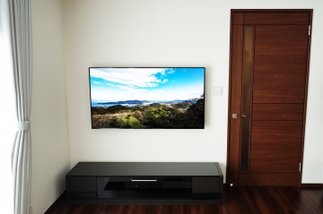 テレビ壁掛けを建築段階から強くイメージされて、設置後の使い勝手も考えたケーブル等のご準備も万端でした。