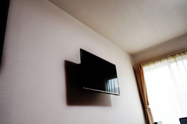 テレビ台などで貴重なスペースを潰したくない、寝室だからこそ壁掛けテレビにすることでより快適になりますね。上下左右角度も調整できればベッドで横になりながら楽な姿勢で映画視聴も楽々です。
地震による転倒も無いので、就寝時に地震が来ても安心ですね。