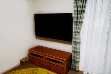 オーナー様の念願だった壁掛けテレビを実現させていただきました。テレビとブルーレイレコーダーをセットで購入してもらい、それぞれのネットワーク接続による便利な使い方もご説明して多くの感動をお届けできたと思います。オーナー様には大変喜んでいただき、ありがたい事にインスタグラムでもご紹介していただきました。