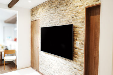 壁掛け施工までの3～4か月前からしっかりとご準備された壁掛けテレビができる空間です。お子さんの手が届かないように壁掛け高さをしっかり調整しております。