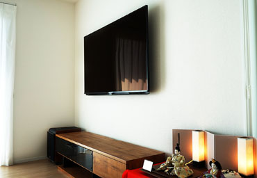憧れの壁掛けテレビにとてもスッキリと喜んでいただけました。
ひな人形もご一緒に撮影させていただきました。