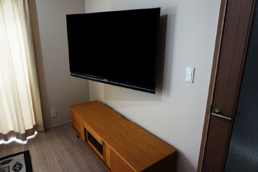 周辺機器はテレビ台にそのまま設置し、テレビは広い視野角と地震などによる転倒も防止しています。小さなお子様が見えるご家庭にはより安心感を感じることができるのも壁掛けテレビの魅力です。