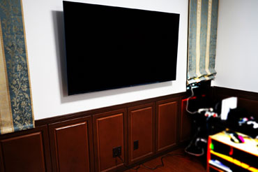 オーナー様は、壁掛けテレビの構想を長く持たれていた為、施工後には「やっと実現できました！」と大変喜んでおられました。
省スペースさを意識した中で、2019年2月現行モデル・ブラビアの有機ELテレビで本体薄さが際立つ「A8F」をお選びいただきました。
有機ELテレビの黒へのこだわりと65インチテレビとは思えない壁からの出幅に感動します。