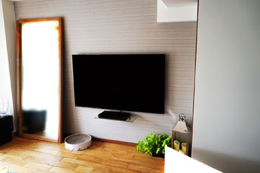 映画をよくご覧になるオーナー様は液晶テレビの壁掛けから有機ELテレビの壁掛けへ。
オーナー様はブルーレイレコーダーをスタイリッシュなガラスシェルフへの設置で見た目もカッコよく仕上がり、大変ご満足されました。
テレビ台を置くスペースを考えることよりもシンプルに専用シェルフの設置がおすすめです。
室内では本物のサクラがあり、壁掛けテレビとの雰囲気も本当に美しいです。