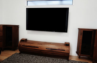 リビングのウッド調の統一された家具が美しい空間にPanasonic・VIERA「TH-55EX850」を壁掛けさせていただきました。

