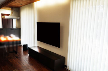 オーナー様は家を建てるにあたり、壁掛けテレビを強く意識されてご準備されたとお伺い致しました。
男性の方では高級感を演出する壁掛けテレビをどうしても実現させたいという声を多くお聞きします。
お部屋の雰囲気にテレビボードと間接照明がとても美しく溶け込んでいて、ハイセンスさを強く感じさせていただきました。
ブラビアの有機ELテレビ「A8F」の65インチも同時購入されて想像以上の本体薄さと映像美に大変喜んでいただけました。
