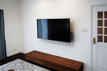 白を基調とされた明るい空間に55インチテレビを壁掛け施工させていただきました。
視聴される位置の自由度の高さから上下左右可動式金具をお選びになられました。
壁掛けテレビにすることで感じていただけるスッキリとした印象にとても喜んでいただけました。