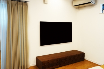 KJ-65X9000Cの壁掛け設置用に付属されている専用金具を使って、壁からの出幅を最も抑えた仕上がりに施工させていただきました。
イメージされていた以上に壁からの極薄な仕上がりにオーナー様も大変喜んでいただけました。