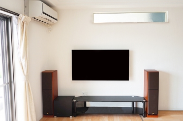 こだわられた音響環境にブラビア有機ELテレビ「KJ-55A9F」を壁掛けさせていただきました。
迫力のサウンドには、A9F本体がセンタースピーカーとしての役割も担うことで、音響環境をよりスッキリとした印象にも仕上がらせていただきました。
壁掛けテレビにされたことで、個人的にはよりスタイリッシュさが際立った雰囲気に感じさせていただきました。
オーナー様には贅沢な仕上がりになりましたと大変喜んでいただけました。