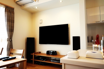 リビングに65インチ液晶テレビ、書斎に55インチ液晶テレビを壁掛けさせていただきました。
それぞれオーディオアンプを接続されて音響にもこだわれていました。
省スペースを意識されて、ケーブルもすっきりとする壁掛けテレビを構想し、ご用命していただけました。
オーナー様には高級感溢れる仕上がりに大変喜んでいただけました。
書斎は壁内状況および既存コンセントの位置関係によって、テレビとセンタースピーカー間を配線カバーで接続ケーブルや電源ケーブルを立ち上げさせていただきました。