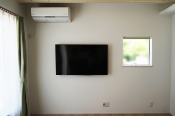陽が多く差し込む明るいリビングにTOSHIBA・REGZAの55インチ液晶テレビ「55M520X」を壁掛け施工させていただきました。
オシャレな四角窓が壁掛けテレビと相性良くマッチングし、美しい仕上がりを感じさせていただきました。
また玄関にはエコカラット「グラナスヴィスト」を同時に施工させていただきました。
オーナー様は壁掛けテレビも合わせましてイメージ以上の仕上がりに大変喜んでいただけました。