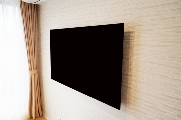 奥行のある広々としたリビングに、すっきりと55インチVIERA「TH-55FX750」を壁掛けさせていただきました。
壁にはアクセントクロスが施され、壁掛け用コンセントと壁下地もあり壁掛けテレビをする為の準備万全な状況でした。
じっくりと壁掛け位置をコンサルティングさせていただきました。

オーナー様には、イメージされていた以上の仕上がりに大変喜んでいただけました。